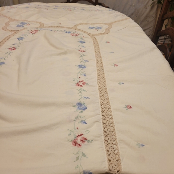Vintage Bisque Hand Embroidered 66 x 115 Tablecloth with 12 Matching Napkins - Picture 5 of 11